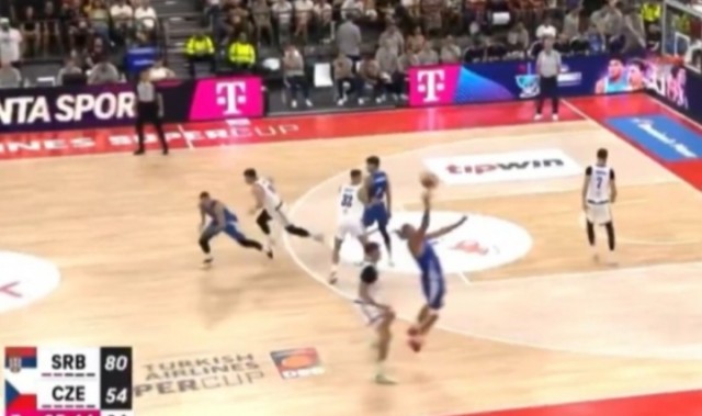 奥运会-这胖子的想象力不得了~约基奇又献天秀传球 空中单手往后甩传队友