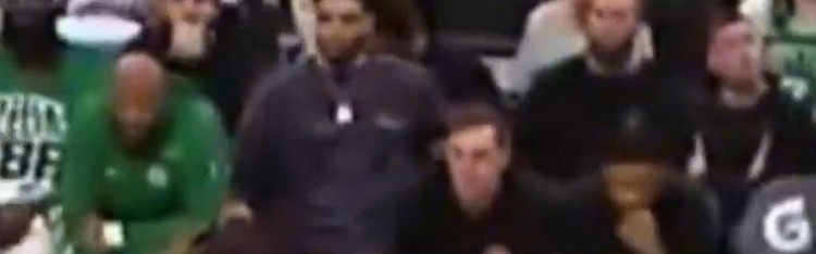 足球-医学奇迹！普理查德惨遭骑扣 塔图姆被迫膝跳反应😂