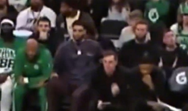 足球-医学奇迹！普理查德惨遭骑扣 塔图姆被迫膝跳反应😂